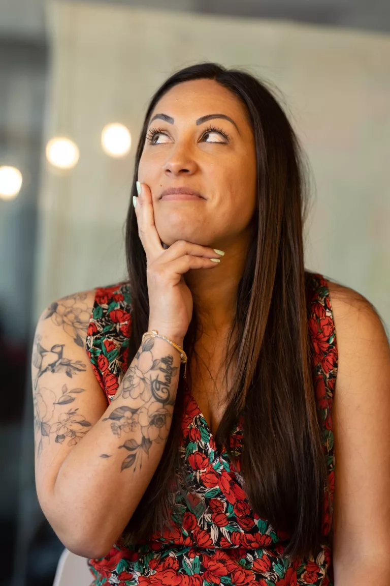 Amanda Colombeau, pensive, la main sous le menton